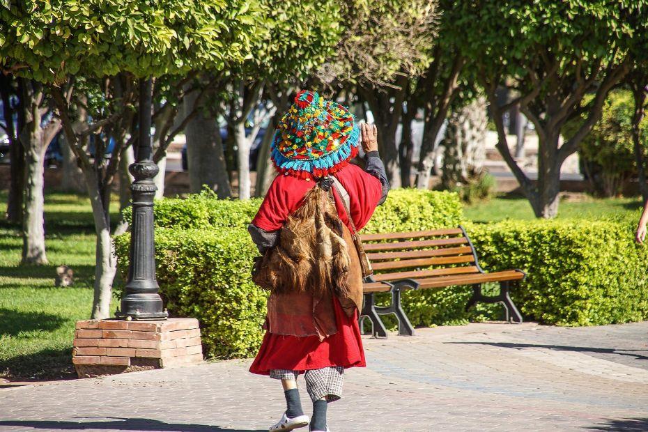 Famille heureuse d&eacute;couvrant Marrakech pendant ses vacances
